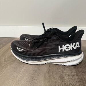 HOKA men’s Clifton 9 Size 10.5D Black/White